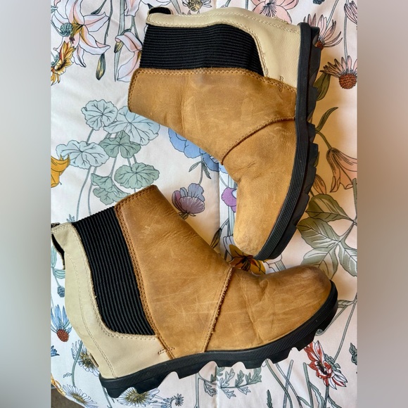 Sorel Shoes - Sorel Joan of Arctic Chelsea Wedge II Camel Brown Size 8 Colorblock Boots